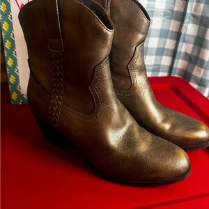 FRYE AND CO. Bronze Ankle Boots. NWOT
